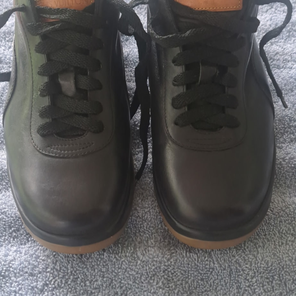 Woman's Black Leather Shoes
